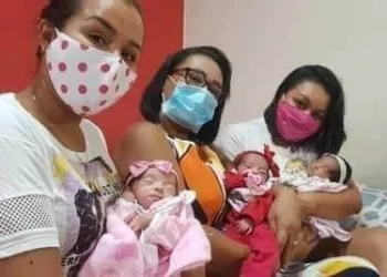 Mãe que esperava trigêmeas descobre quarta filha ‘surpresa’ na hora do parto em maternidade