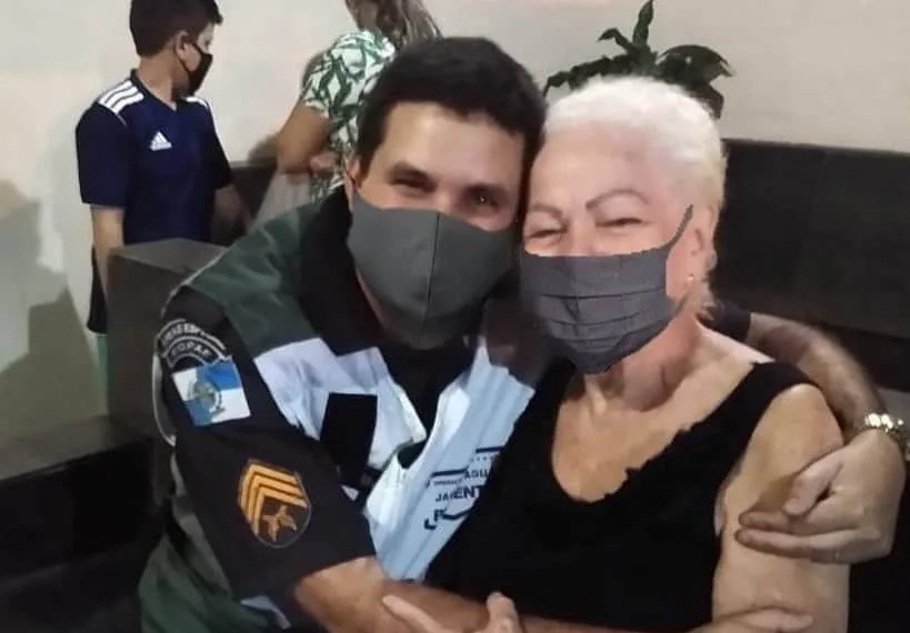 POLICIAIS  RESGATAM SENHORA DE INCÊNDIO NO DIA DOS AVÓS NA ZONA OESTE