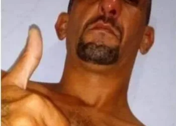 MULHER CANSADA DE SER ESPANCADA POR COMPANHEIRO NO RIO REAGE A MAIS UMA DE SUAS AGRESSÕES E HOMEM VAI A ÓBITO