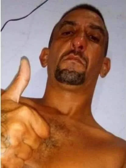 MULHER CANSADA DE SER ESPANCADA POR COMPANHEIRO NO RIO REAGE A MAIS UMA DE SUAS AGRESSÕES E HOMEM VAI A ÓBITO