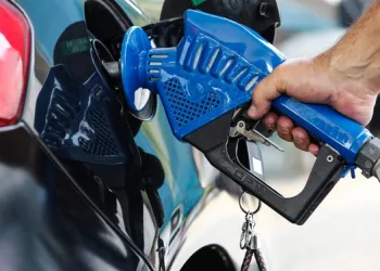 Brasil terá nova gasolina a partir de agosto; Petrobras diz que combustível será mais caro, mas deixará veículos mais econômicos