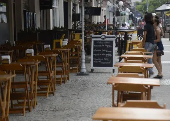 Pandemia deve provocar a perda de 20 mil empregos em bares e restaurantes do Rio