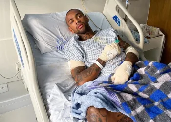 Nego do Borel posta foto em hospital após acidente de moto e cirurgia: ‘Recebi segunda chance de vida’