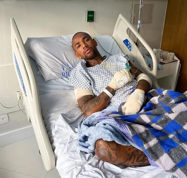 Nego do Borel posta foto em hospital após acidente de moto e cirurgia: ‘Recebi segunda chance de vida’