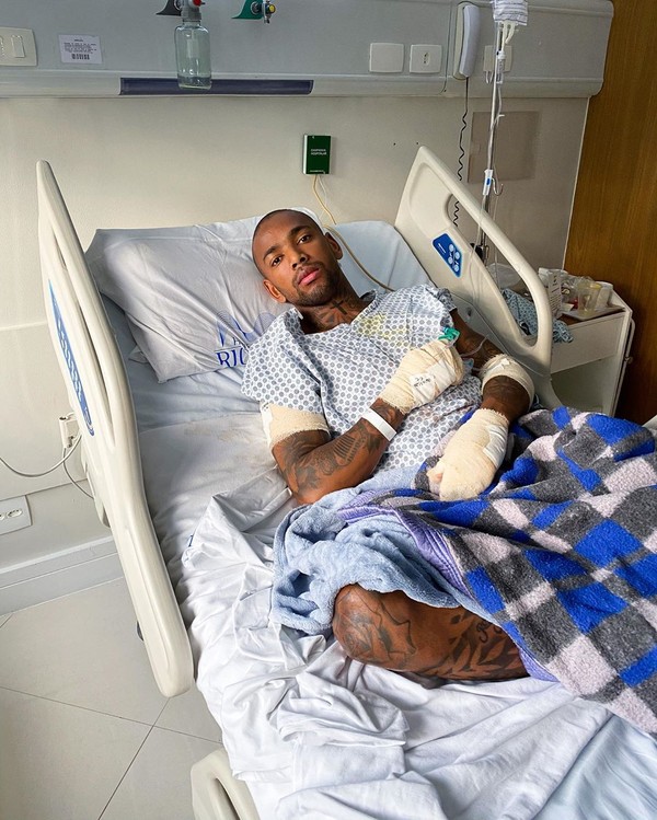 Nego do Borel posta foto em hospital após acidente de moto e cirurgia: ‘Recebi segunda chance de vida’