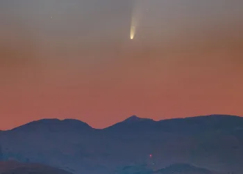 Cometa que se aproxima da Terra é fotografado no céu do Líbano