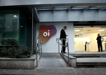 Tim, Vivo e Claro apresentam proposta por ativos móveis da Oi