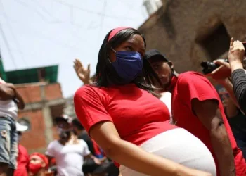 Coronavírus pode passar de mãe para filho pela placenta, aponta pesquisa