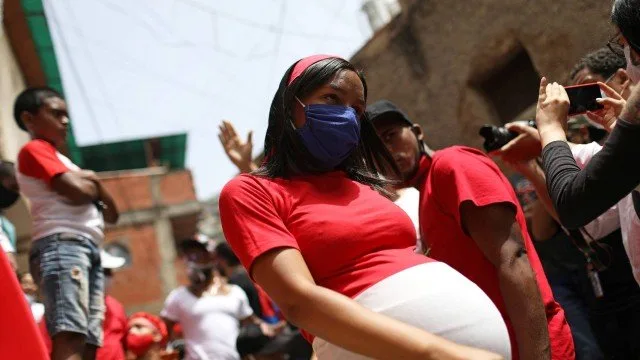 Coronavírus pode passar de mãe para filho pela placenta, aponta pesquisa