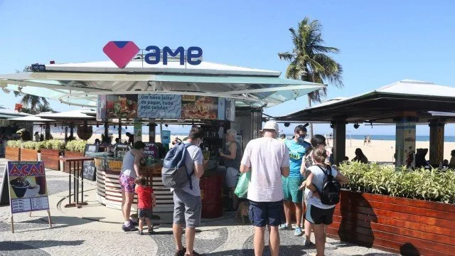 Quiosques reabrem com menos mesas, álcool em gel na entrada, cardápio virtual e funcionários de protetor facial