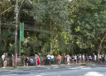 Primeiro domingo após reabertura de áreas de lazer é de filas para entrar nos parques