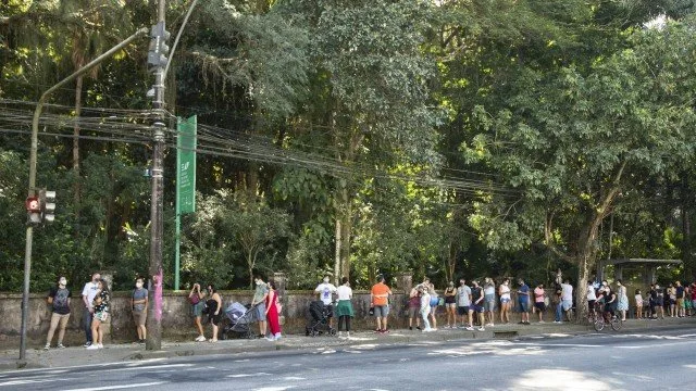 Primeiro domingo após reabertura de áreas de lazer é de filas para entrar nos parques