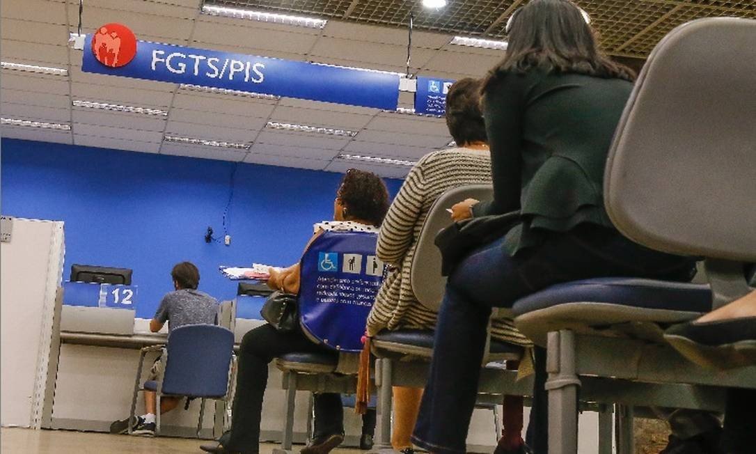 Roda de samba atrai multidão sem máscara no Rio; bares voltam a lotar