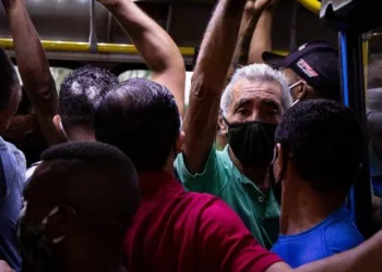 Primeiro dia das novas regras para passageiros em pé nos ônibus e BRTs tem aglomerações