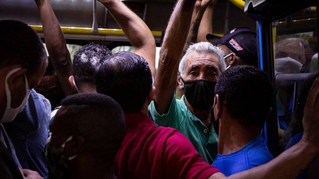Primeiro dia das novas regras para passageiros em pé nos ônibus e BRTs tem aglomerações