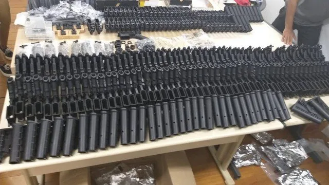 Armas apreendidas em favelas do Rio podem ter sido vendidas por Ronnie Lessa, acusado de matar Marielle