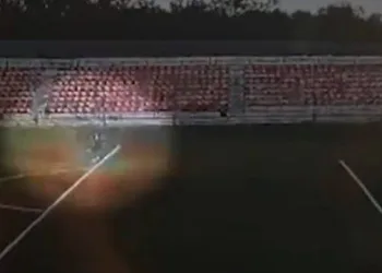 Video: Raio atinge goleiro de 16 anos durante treino na Rússia