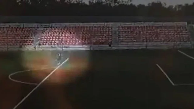 Video: Raio atinge goleiro de 16 anos durante treino na Rússia