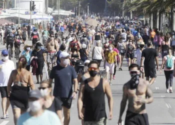 No domingo de sol e aglomeração na praia, Rio passa de 12 mil mortos pelo coronavírus