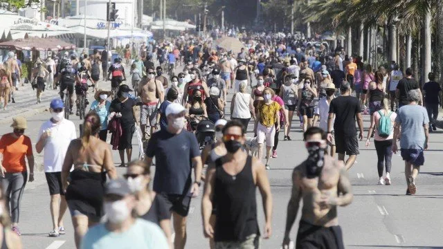 No domingo de sol e aglomeração na praia, Rio passa de 12 mil mortos pelo coronavírus