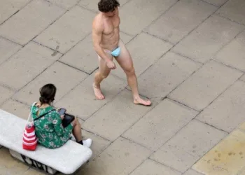 Homem anda seminu por centro comercial usando máscara como tanga em Londres