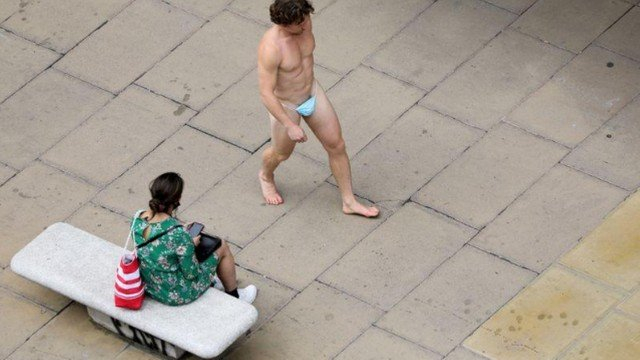 Homem anda seminu por centro comercial usando máscara como tanga em Londres