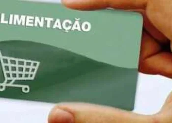 Prefeitura do Rio começa a distribuir cartões alimentação para todos os alunos da rede