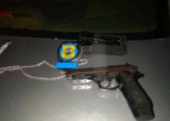 Agente penitenciário é resgatado baleado dentro de comunidade no RJ