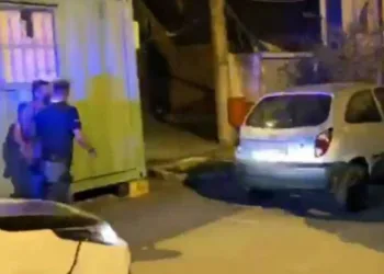 Motorista de van agride a namorada e a empurra para fora do carro em santa cruz