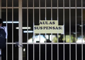 Professores mantém greve diante da possibilidade de volta às aulas