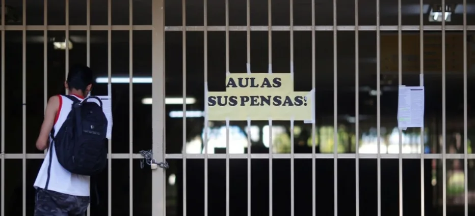 Professores mantém greve diante da possibilidade de volta às aulas