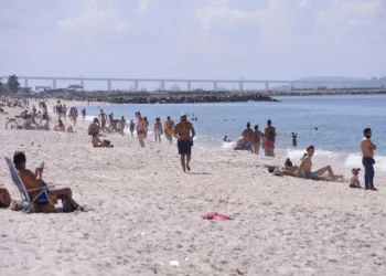 Contra as regras da prefeitura, cariocas se aglomeram nas praias