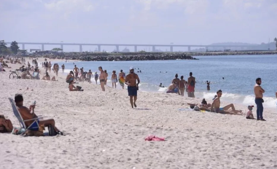 Contra as regras da prefeitura, cariocas se aglomeram nas praias