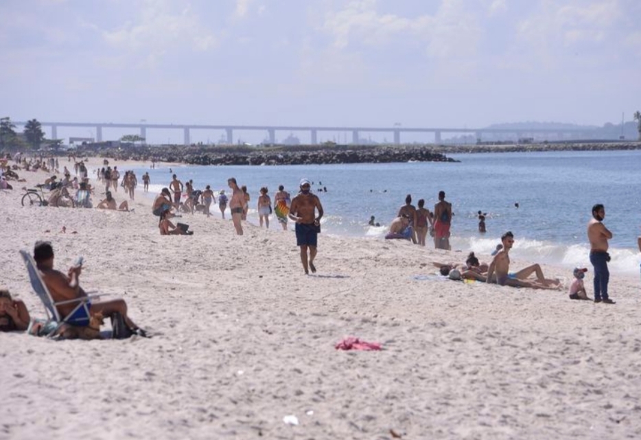 Contra as regras da prefeitura, cariocas se aglomeram nas praias
