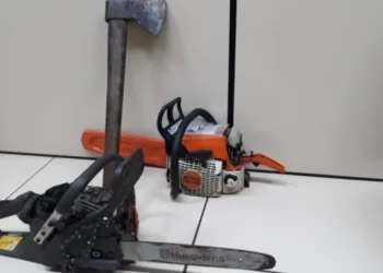 Homem tortura e ameaça namorada de morte com motosserra e a obriga a matar o amante no RJ