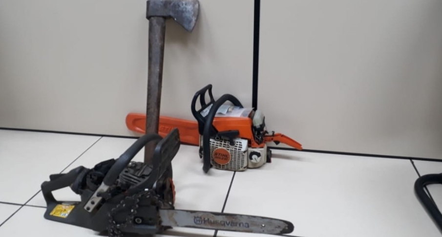 Homem tortura e ameaça namorada de morte com motosserra e a obriga a matar o amante no RJ