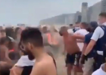 VÍDEO – POLÍCIA TENTA MANTER DISTANCIAMENTO E É ATACADA EM PRAIA