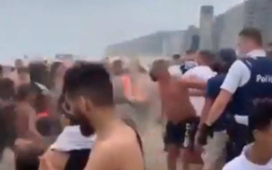 VÍDEO – POLÍCIA TENTA MANTER DISTANCIAMENTO E É ATACADA EM PRAIA