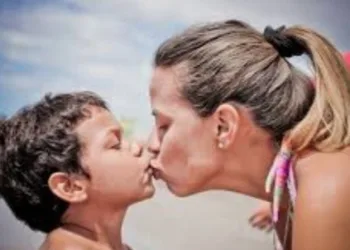 Beijar na boca do filho é certo ou errado? Especialistas respondem e revelam consequências da prática