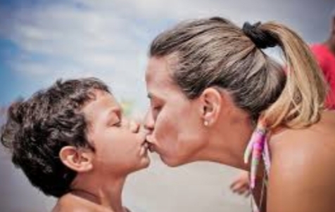 Beijar na boca do filho é certo ou errado? Especialistas respondem e revelam consequências da prática