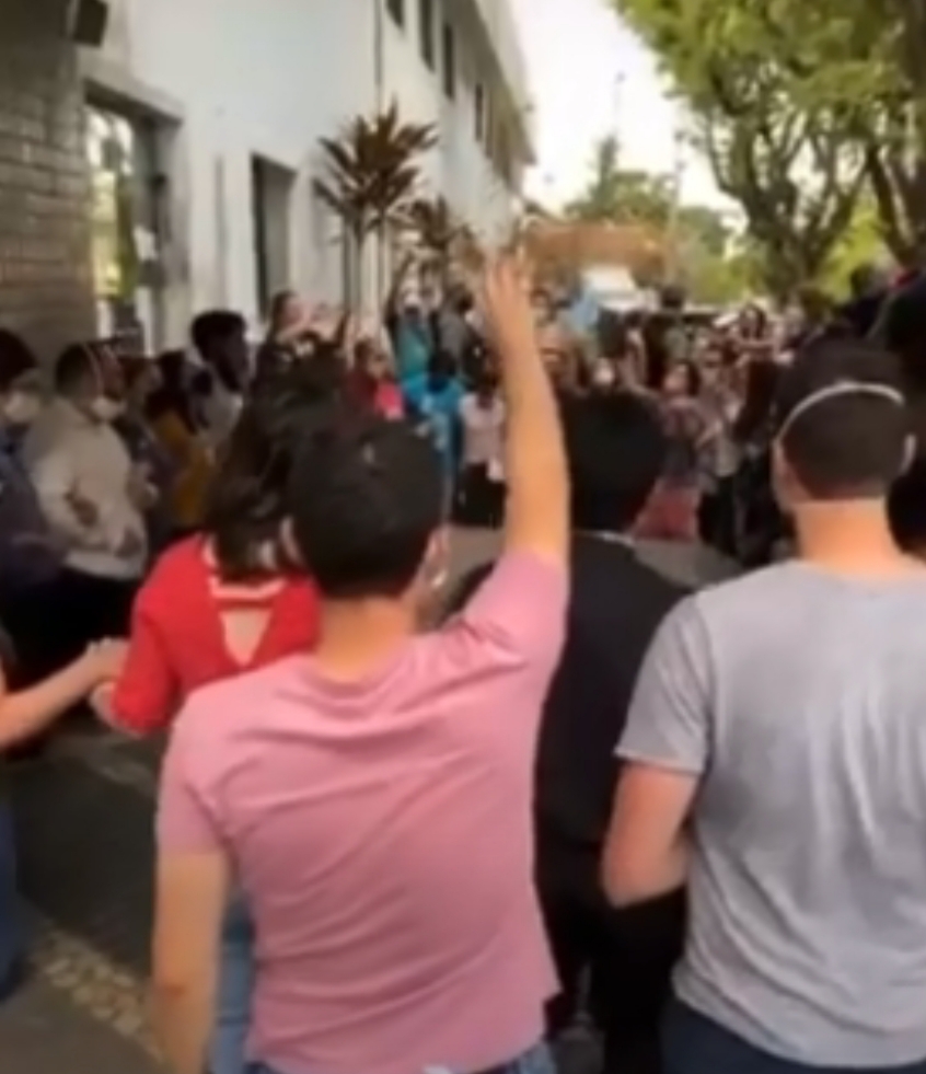 VÍDEO – APÓS SARA WINTER DIVULGAR ENDEREÇO, MULTIDÃO OCUPAM HOSPITAL CONTRA ABORTO DE MENINA DE 10 ANOS