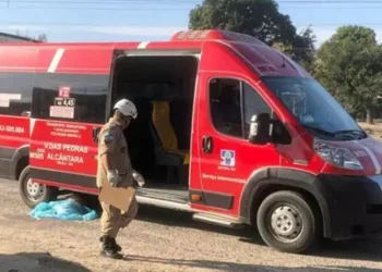 Mulher morre após ser atropelada por van na RJ-104