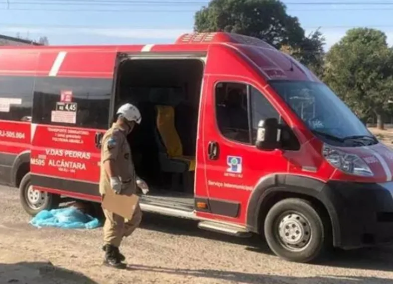 Mulher morre após ser atropelada por van na RJ-104