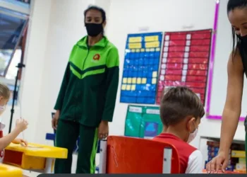 OMS: crianças com 12 anos ou mais devem usar máscaras como adultos