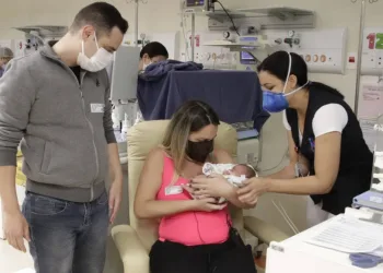 Grávida se recupera de Covid-19 e conhece filha após 18 dias
