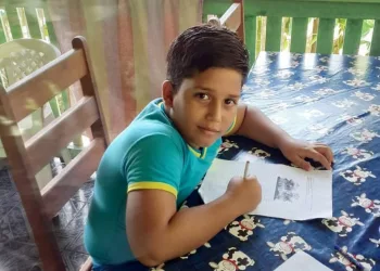 Menino morre após receber descarga elétrica enquanto usava celular carregando