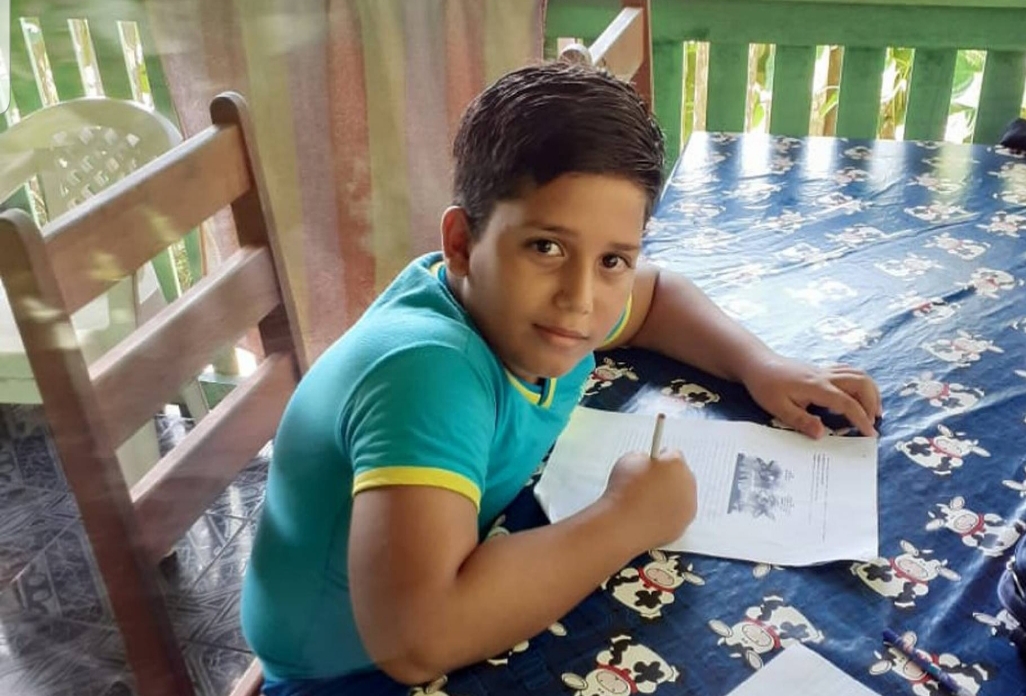 Menino morre após receber descarga elétrica enquanto usava celular carregando