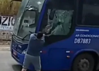 UM DIA DE FURIA!! HOMEM QUEBRA ÔNIBUS EM CAMPO GRANDE A MARRETADAS( VIDEO)