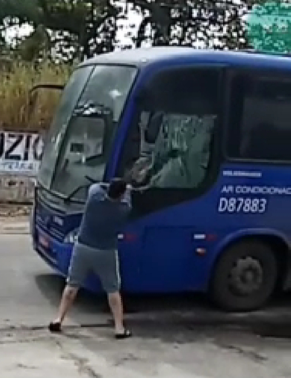 UM DIA DE FURIA!! HOMEM QUEBRA ÔNIBUS EM CAMPO GRANDE A MARRETADAS( VIDEO)