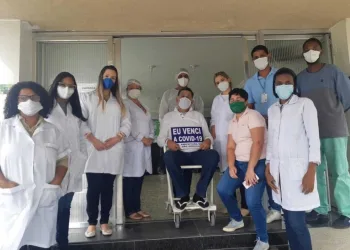 Paciente  deixa hospital no RJ  cantando forró e curado da Covid-19